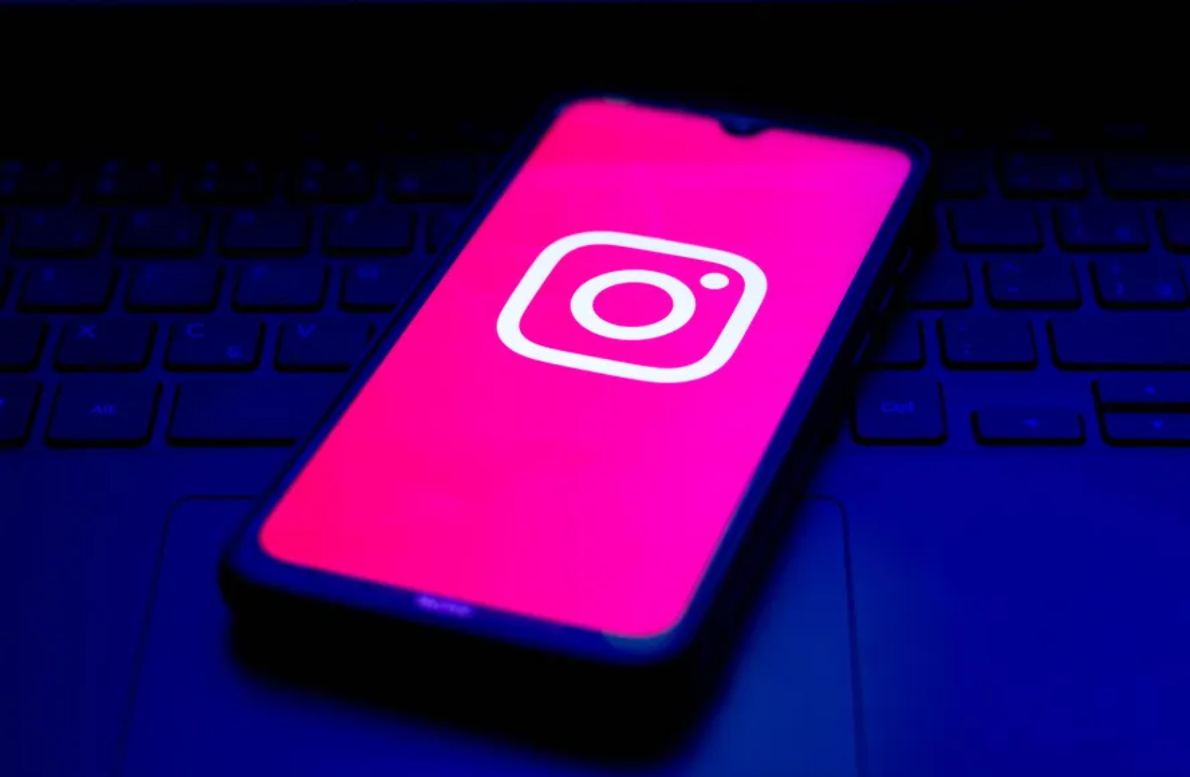 Smartphone com Instagram sobre um teclado