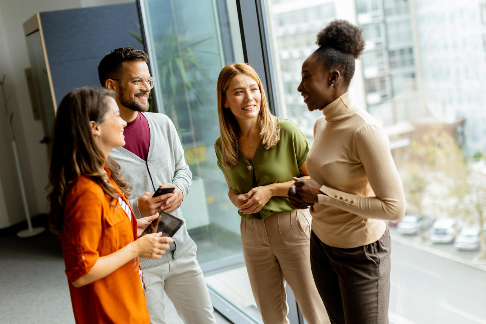 Grupo de pessoas em ambiente corporativo